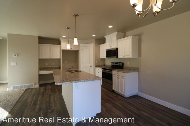 Building Photo - 3 br, 2 bath House - 577 N 220 E