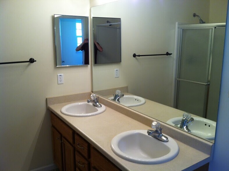 Ensuite bathroom to master bedroom, double sinks, shower and separate tub - 45 Harper Meadow Way