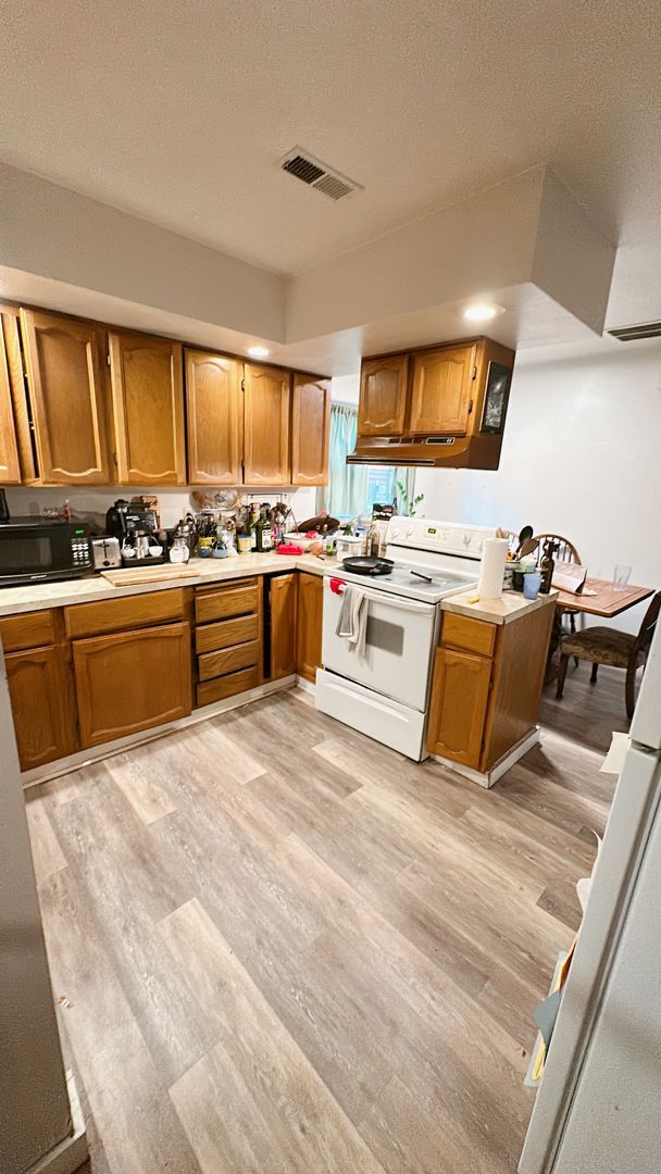 Building Photo - PRELEASE: 5 bdrm/2 bath in York neighborhood