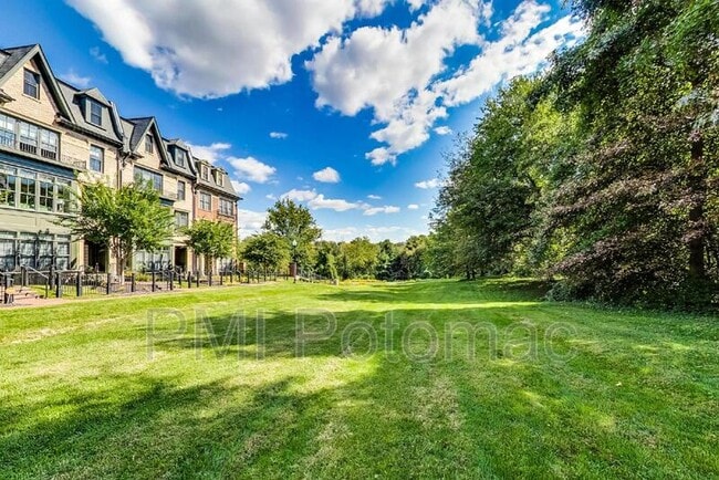 Building Photo - 10821 Symphony Park Dr