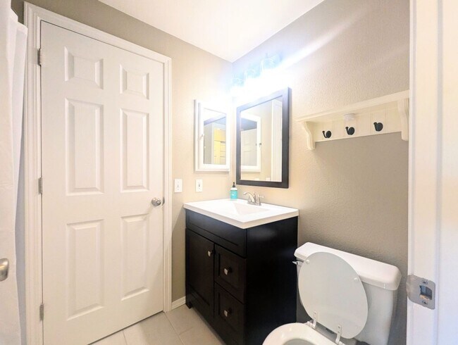 Building Photo - 2Bd/1.25Ba Shoreline Condo
