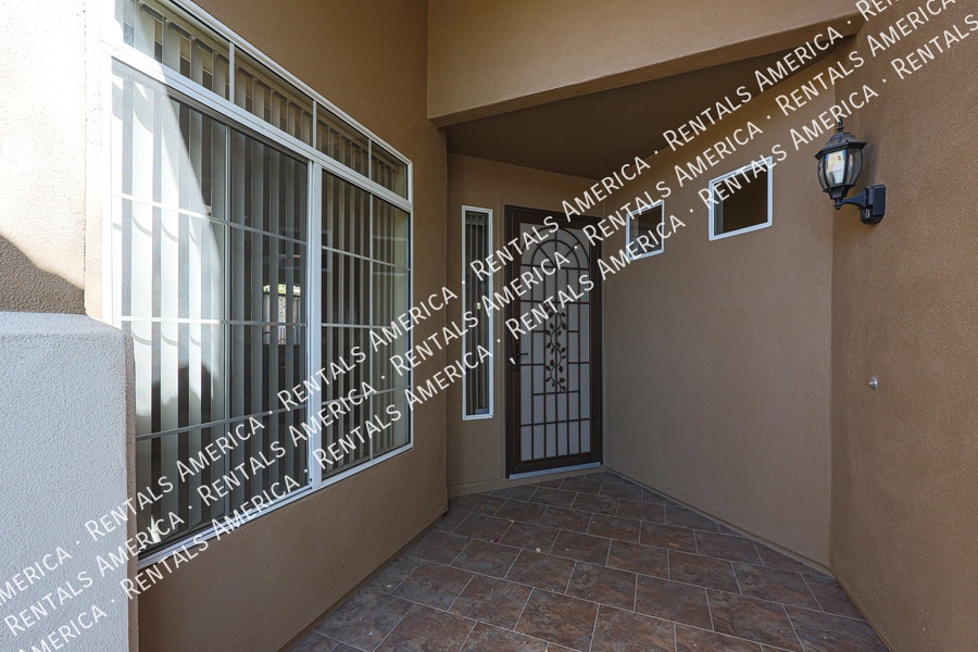 Building Photo - 10232 E Meadow Hill Dr