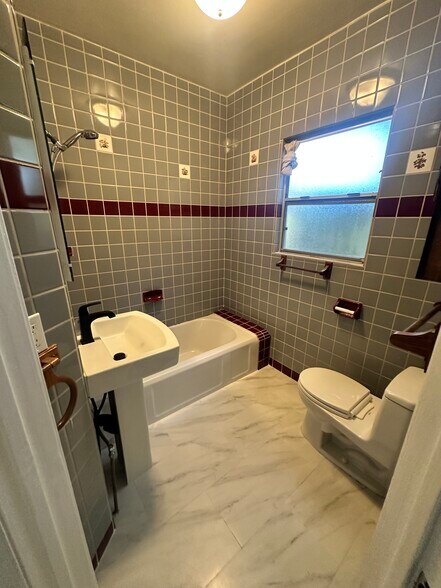 Building Photo - 2538 1/2 Military Ave