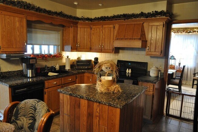 Building Photo - 317 Chestnut St