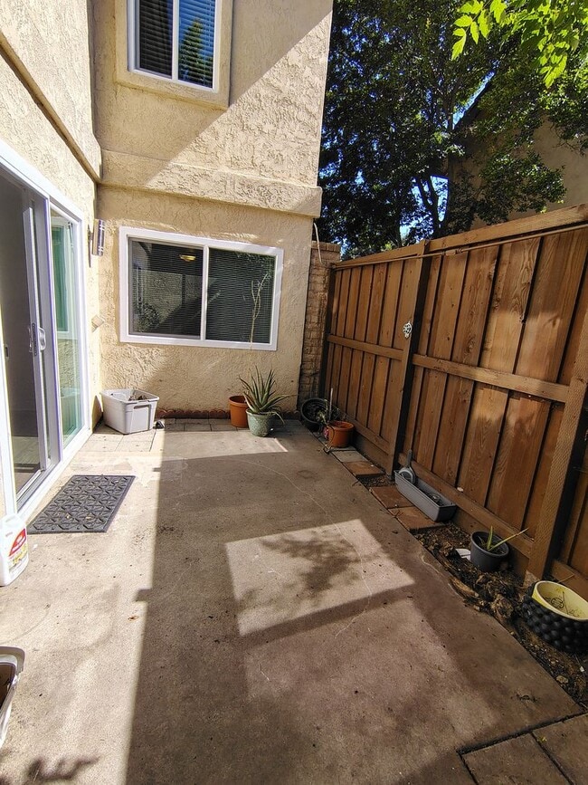 Building Photo - 939 Claremont Ct