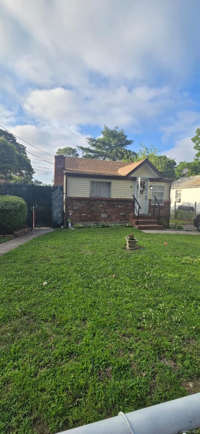 Building Photo - 35 Cedarhurst Ave