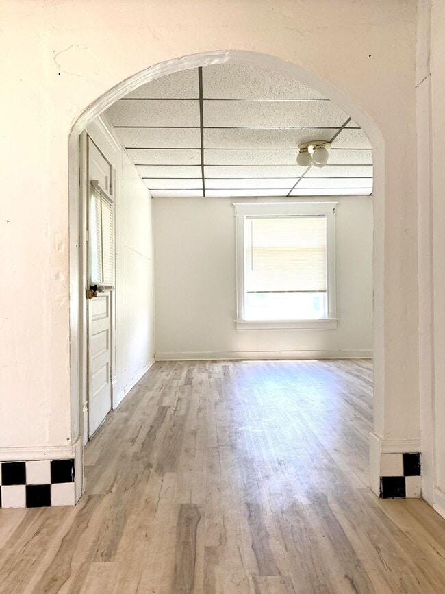 Building Photo - 2 Bed 1 Bath Home