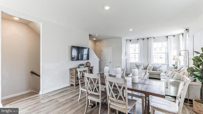 Building Photo - 284 Macoun Way