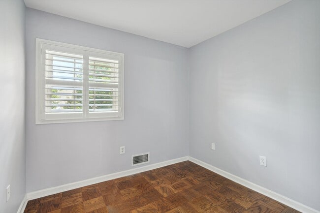 Building Photo - Available Now! Updated //3 Bedroom 2.5 Bat...
