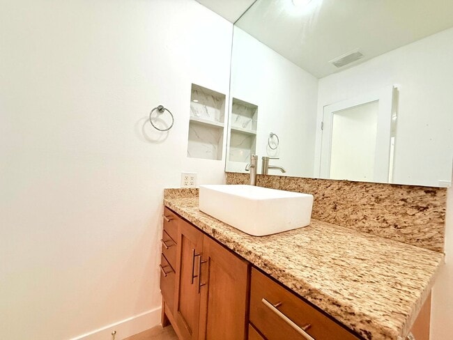 Building Photo - ***MOVE-IN SPECIAL 2 WEEKS FREE RENT***Beautiful Renovated Spacious Courtyard One Bedroom with pa...
