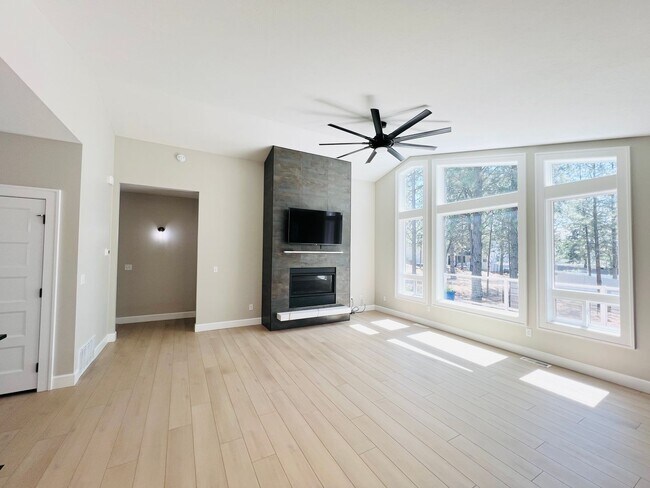 Building Photo - Luxury Rental