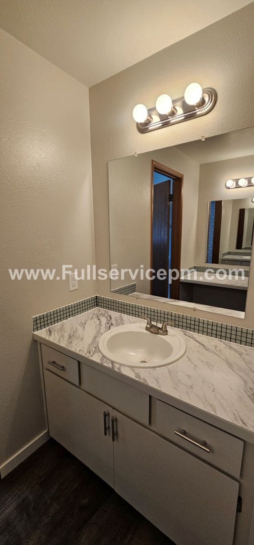 Building Photo - Beautiful duplex apt. on Quiet culdesac