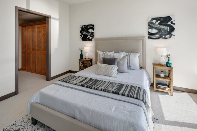 Building Photo - 2033 2nd Ave