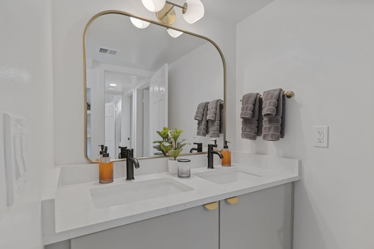 Building Photo - 4637 N 8th Pl