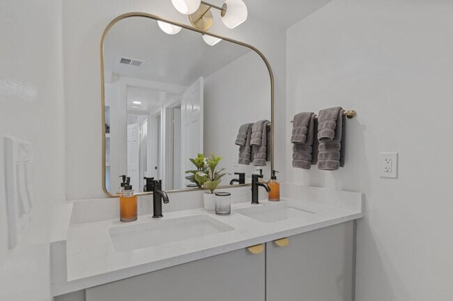 Building Photo - 4637 N 8th Pl