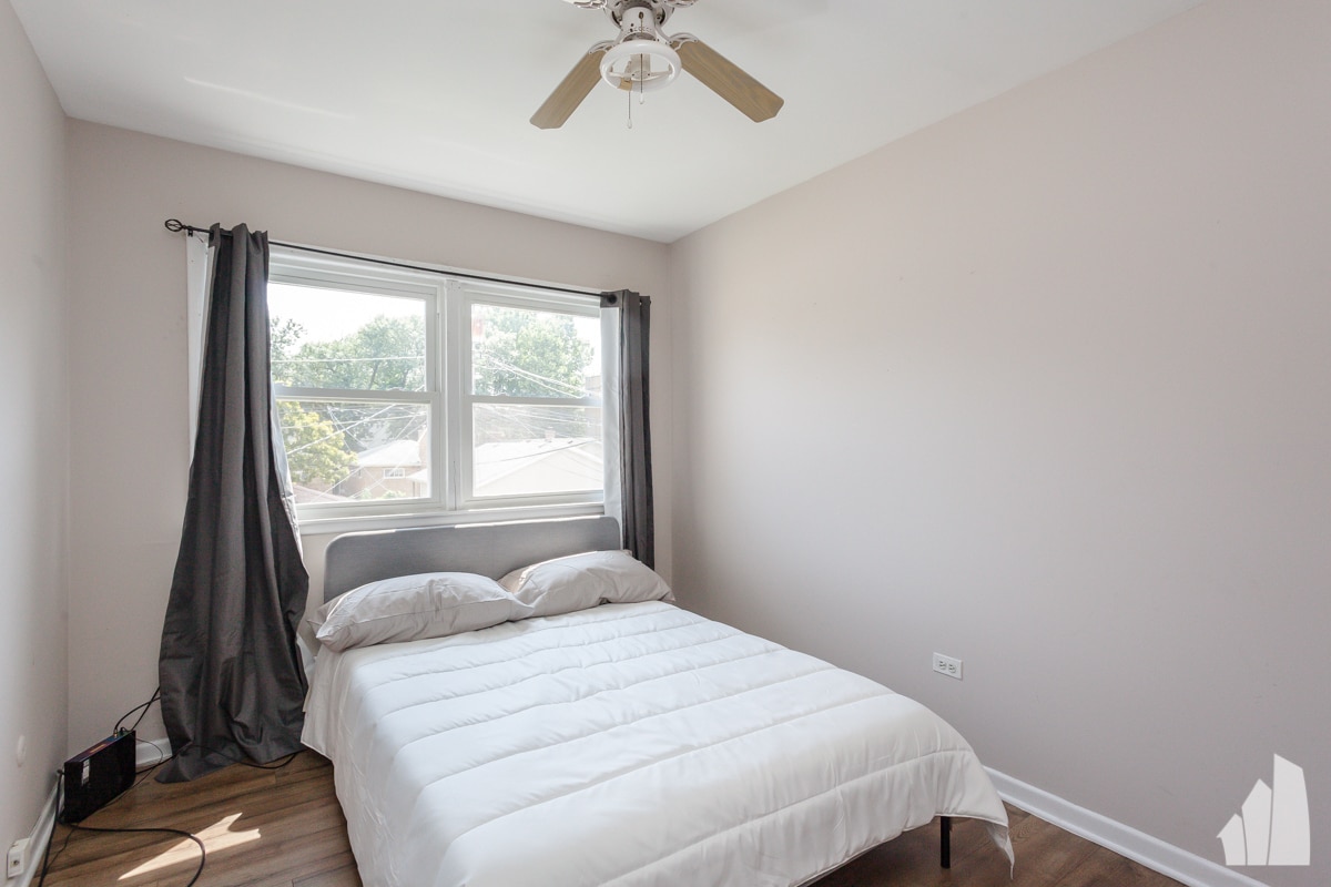 Building Photo - 6427 N Hermitage Ave