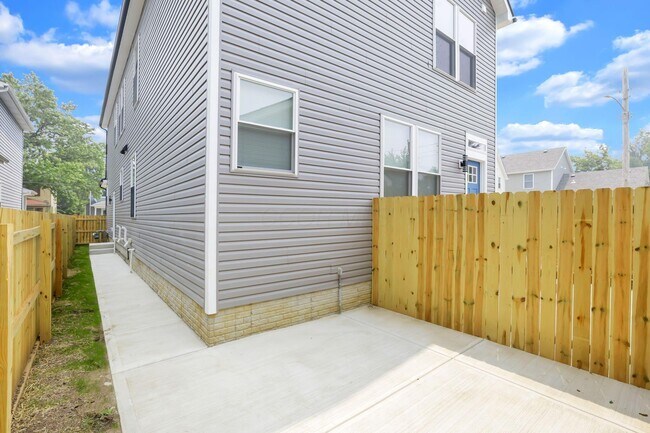Building Photo - 901 Miller Ave