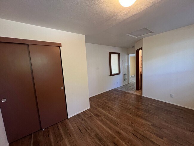 Building Photo - 412 NW Manzanita Ave