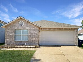 Building Photo - Coming Soon! 7/20/2026 - 3 Bedroom 2 Bath Home In Fort Worth