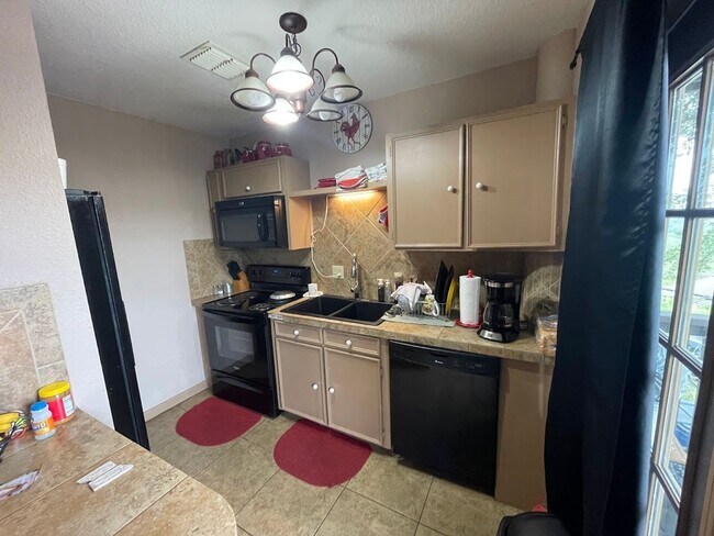 Building Photo - NEW ON MARKET (PRICE DROP!)
