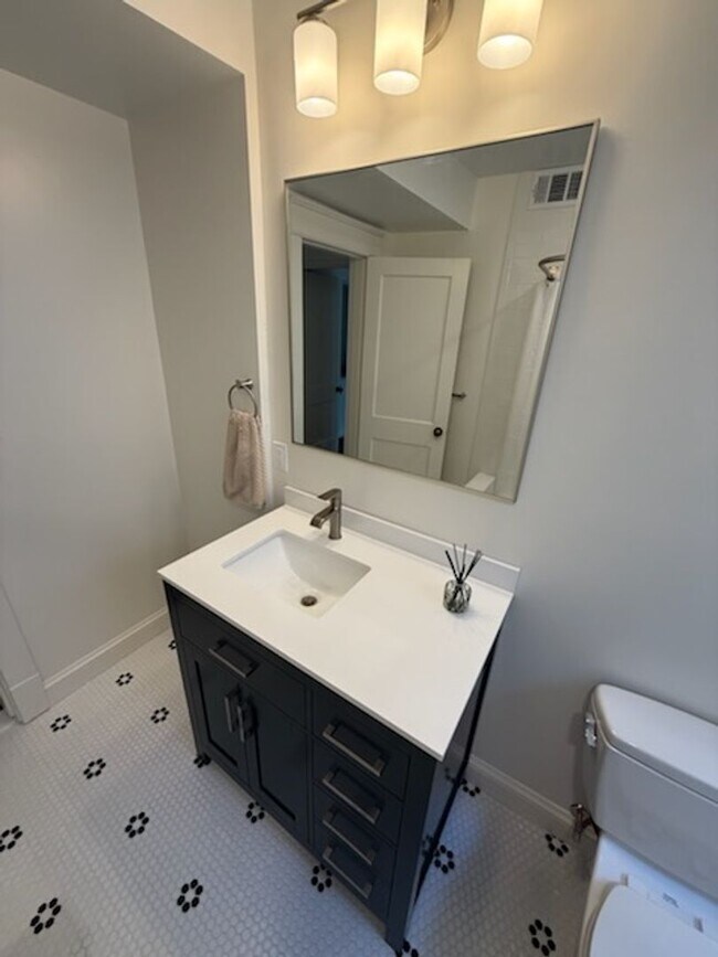 Building Photo - *DREAM LOCATION* 6BR Completely Renovated Duplex