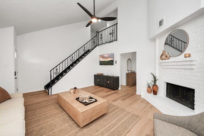 Building Photo - 8631 Valley Ledge Dr