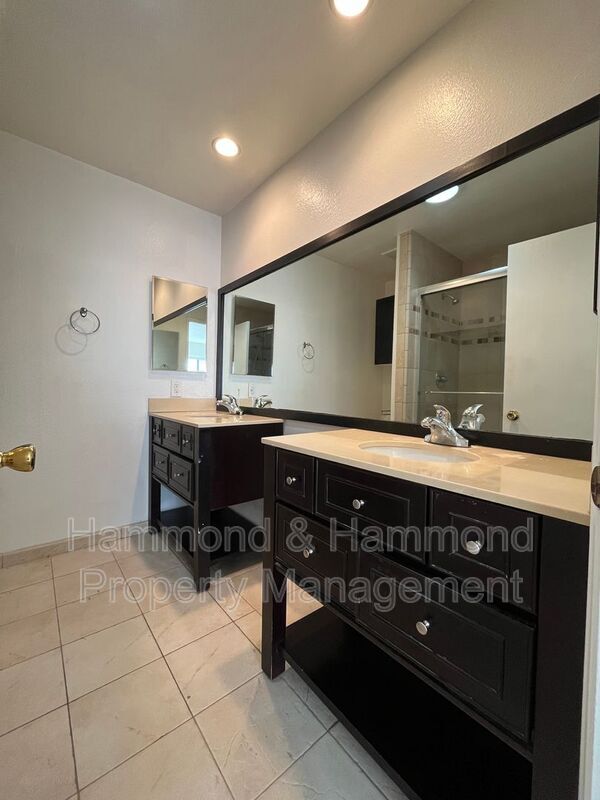 Building Photo - 489 Knollwood Dr