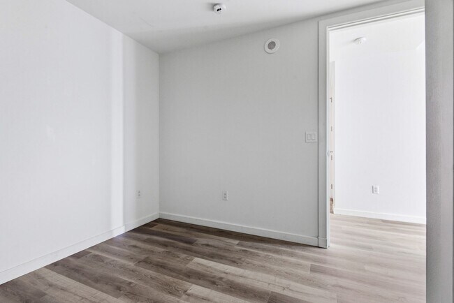 Building Photo - Martin 1905-Stunning Strip Views from this 2Bd Residence