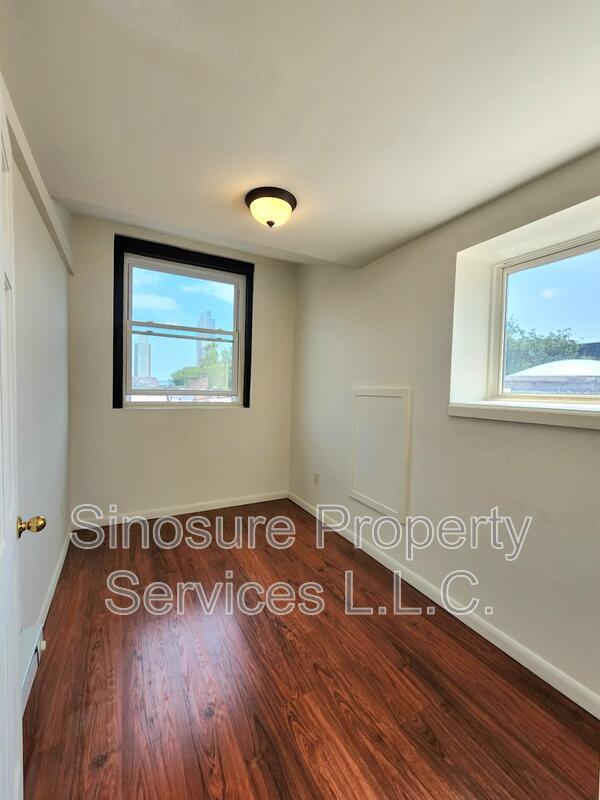 Building Photo - 250 Lark St