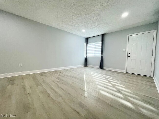 Building Photo - Charming Euclid Home in Quiet Residential Neighborhood