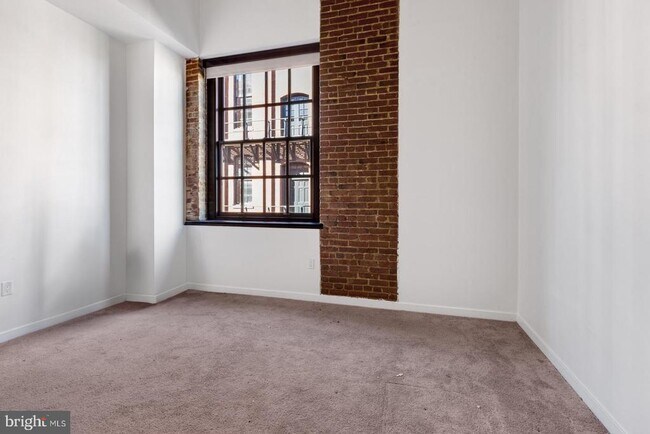 Building Photo - 303 Vine St