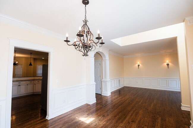 Building Photo - Stunning 6 bedroom 2.5 bathroom corner lot...