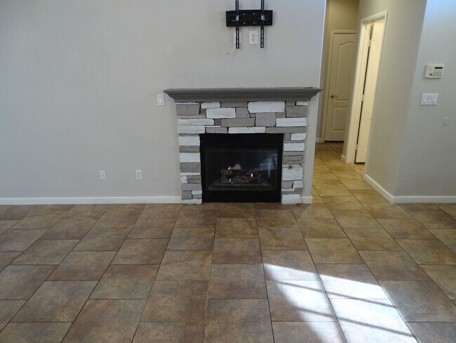 Building Photo - Beautiful One Story 2 Bedroom Townhome Wit...