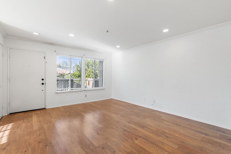 Building Photo - 155 N Cross Creek Rd