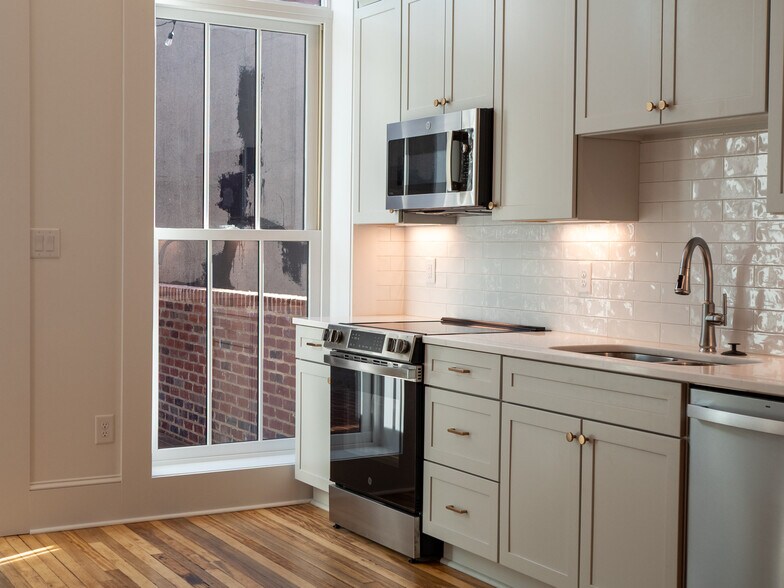 Building Photo - 121 N Main St