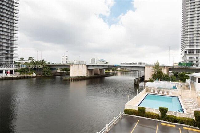 Building Photo - 1817 S Ocean Dr