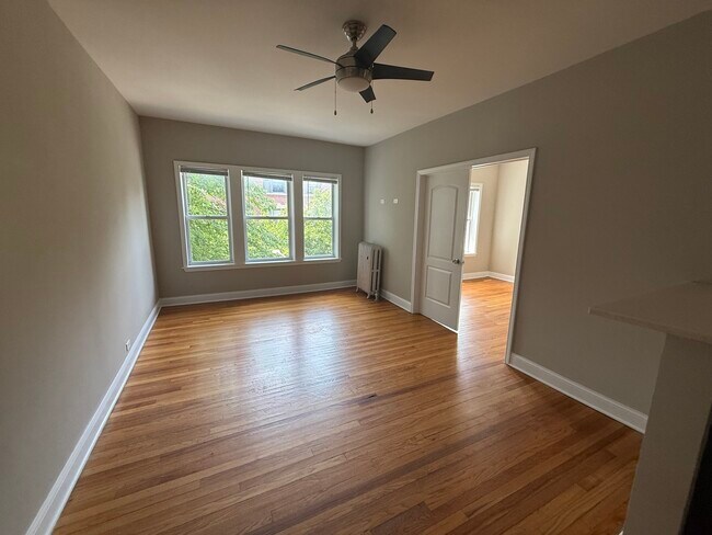 Building Photo - 836 E 53rd St