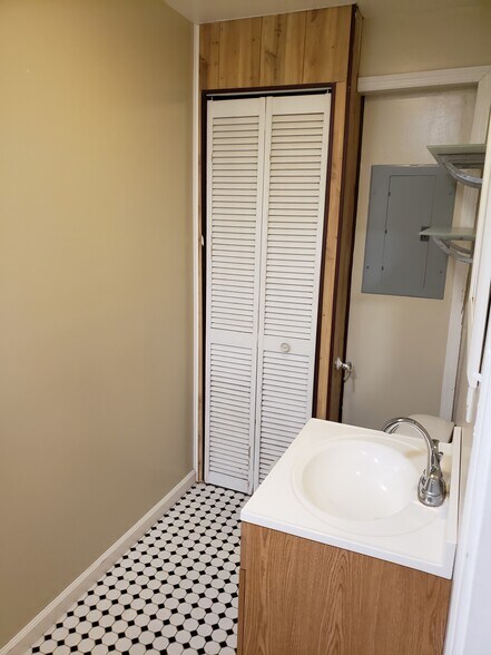 Building Photo - 319 Market St