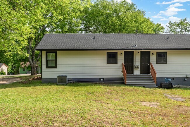 Building Photo - 2bd / 1ba near Historic Downtown Louisburg.