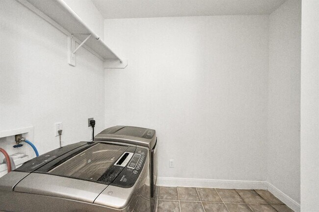 Building Photo - 3811 Parkside Dr