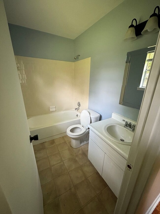 Building Photo - FOR RENT 3 Bed 2 bath home