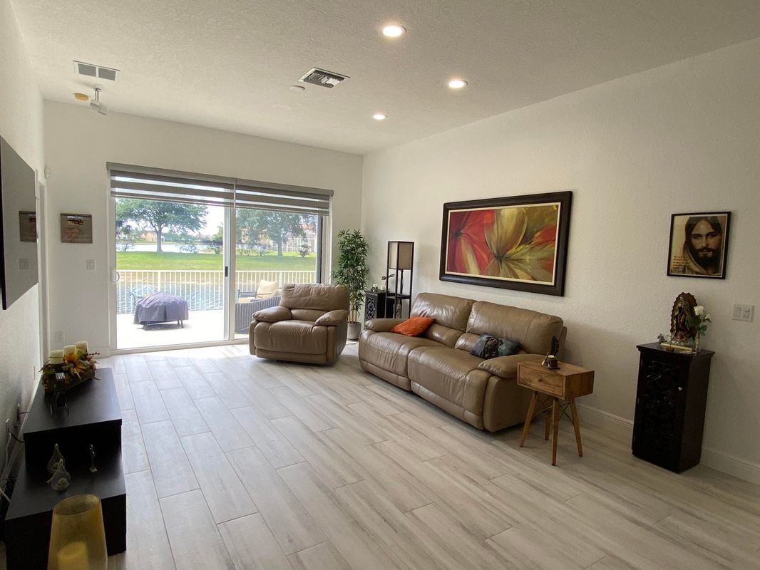 Building Photo - 325 Berenger Walk
