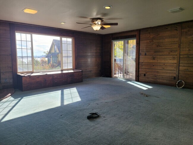 Building Photo - 3 bedroom 2 bath