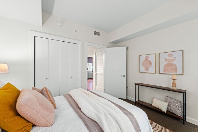 Building Photo - Bright Corner 1Bed/1Bath Condo in the Heart of Downtown Seattle!