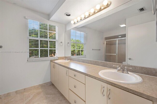 Building Photo - 11066 Longboat Dr