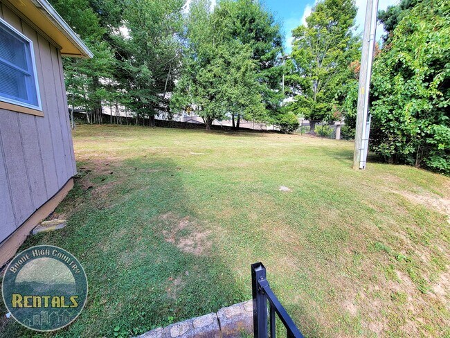 Building Photo - 915 Blowing Rock Rd