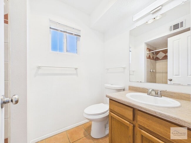 Building Photo - Single Family Home Available Now!