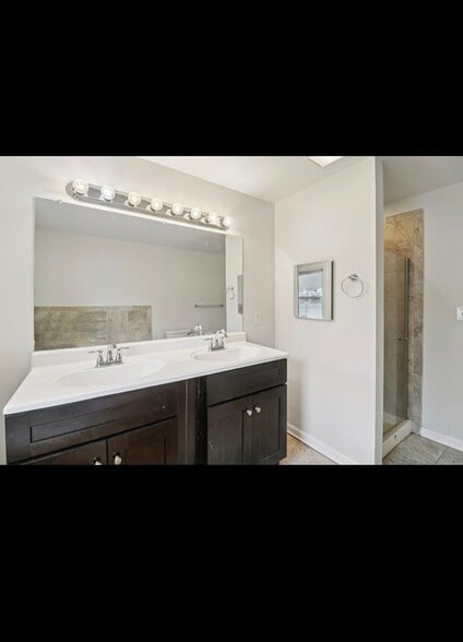 Building Photo - 1605 Airport Ln