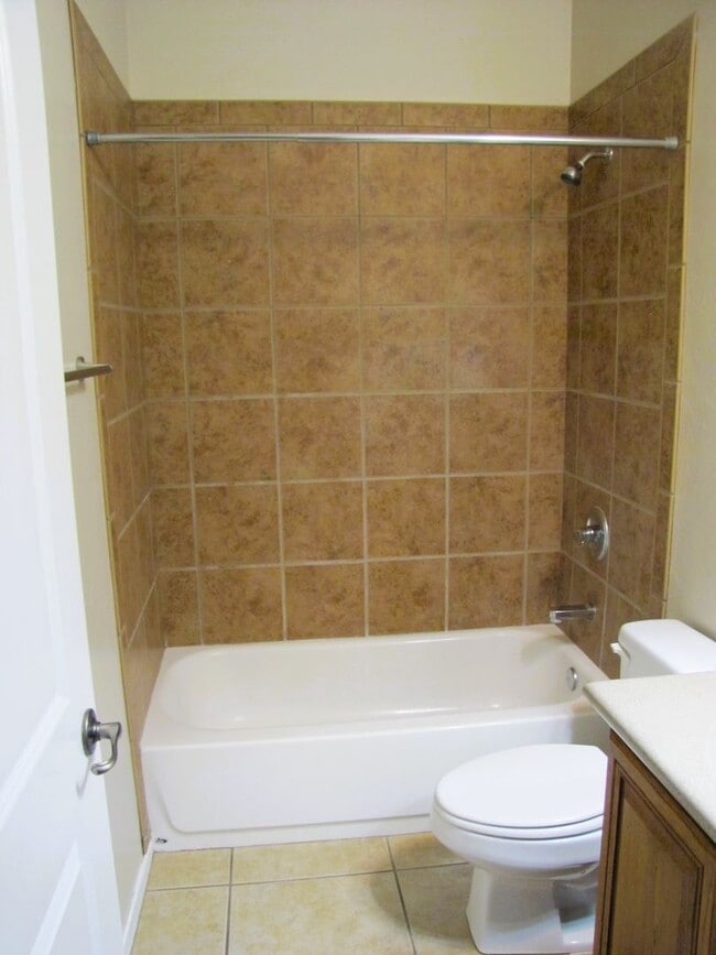 Building Photo - Spacious 3BR/2BA/2.5 CG, 2167 sq.ft. renta...