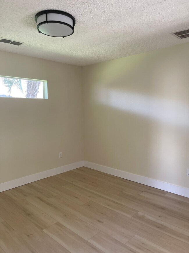 Building Photo - 8143 Laurel Green Dr
